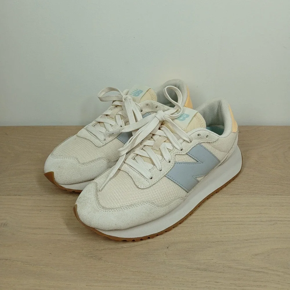 New Balance 237 Sneakers Womens 7.5 Cream Gray Suede Mesh Retro Platform Runner